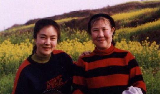 
Jennifer Zeng och hennes mor i början av 1999. Det är den sista bilden på dem innan förföljelsen av falungong splittrade deras familj. Foto: privat                                            