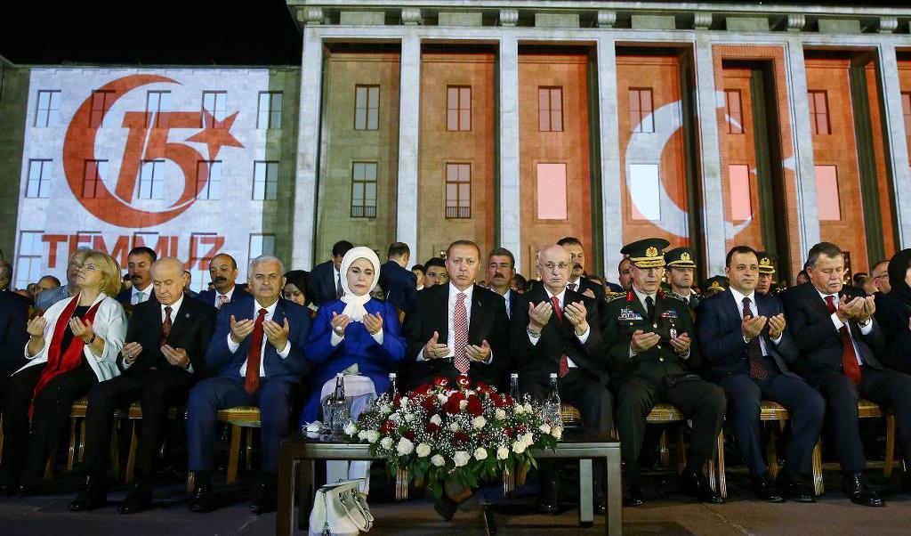 
Turkiets president Recep Tayyip Erdogan deltog vid ett massmöte utanför parlamentet i Istanbul under natten till söndagen. Foto: AP/TT                                            