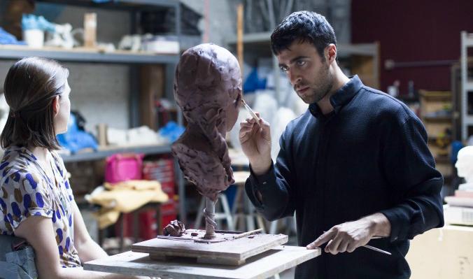 Den klassiskt utbildade skulptören Charlie Mostow arbetar på en porträttskulptur av Jessica Artman, på Grand Central Atelier i Queens, New York, den 3:e augusti 2017. Foto: Samira Bouaou