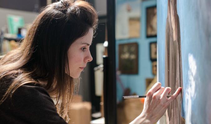





Elizabeth Beard målar på sitt självporträtt i ateljén i Grand Central Atelier på Long Island, New York, mars 2016. Foto: Ben Charsteen                                                                                                                                                                                                                                                                        