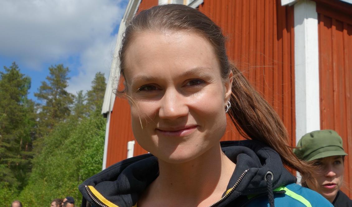 




Armbryterskan Heidi Andersson vill inspirera andra till att tänka kring hållbarhetsfrågor. Själv ser hon bara vinster för sin familj när de ställer om till ett klimatvänligare liv. Som klimatambassadör för Västerbotten bjöds hon in för att tala på en festival utanför Umeå, 4 juni 2016. Foto: Eva Sagerfors                                                                                                                                                                                                                            