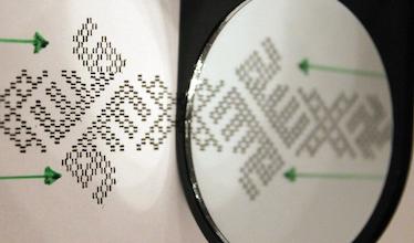 Spegelvänt framträder Allah i vikingatida bandmönster från Birka. Foto: Annika Larsson