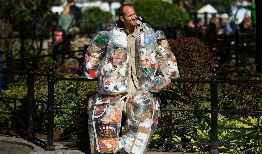 



Rob Greenfield, grundare av The Food Waste Fiasco, står iklädd en dräkt med allt skräp han gett upphov till under en månad. Union square park i New York, 14  oktober 2016. Foto: Timothy A. Clary/AFP/Getty Images                                                                                                                                                                                