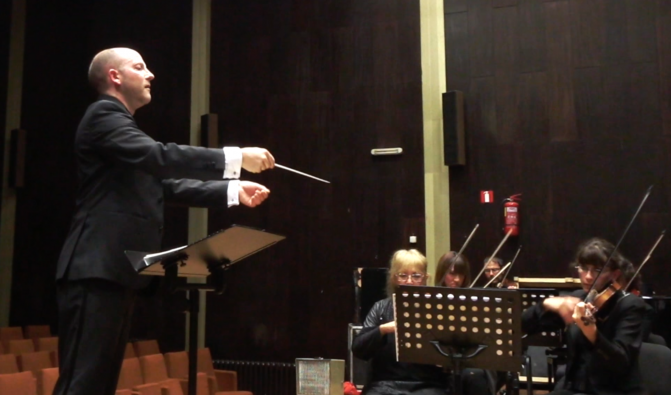 Tim Ribchester dirigerar i Vidin, Bulgarien. Foto: Tim Ribchester