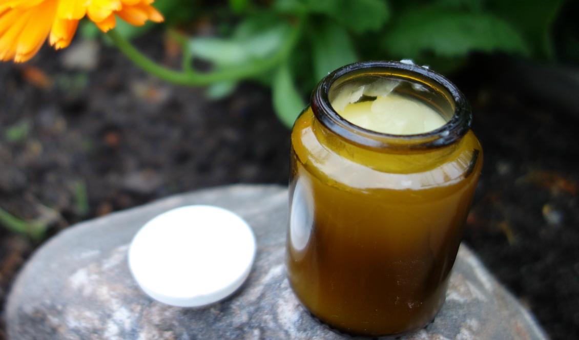 Binas produkter har många goda egenskaper för huden och det är enkelt att själv göra en salva som återfuktar och läker. Alla ingredienser kommer från naturen. Foto: Eva Sagerfors
