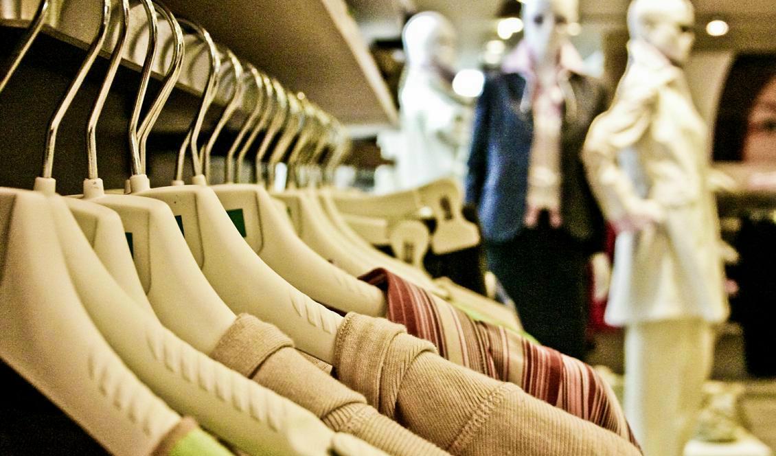 



Vi köper dubbelt så mycket kläder nu jämfört med för femton år sedan. För en hållbar värld behöver vi vända den trenden och göra medvetna val till våra garderober. Bäst är förstås att använda kläderna längre.                                                                                                                                                                                