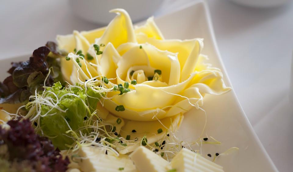 Den senaste forskningen tyder på att det inte är fettet som orsakar fetma, utan socker och raffinerade kolhydrater.