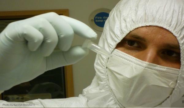 




Linus Girdland-Flink arbetar i ”ancient DNA”-laboratoriet. Laboratoriepersonal använder ansiktsmask, dubbla lager laboratoriehandskar och överdragskläder för att minimera risken att introducera kontaminerande DNA till det guanche-DNA de analyserar. Foto: Karolyn Shindler                                                                                                                                                                                                                            