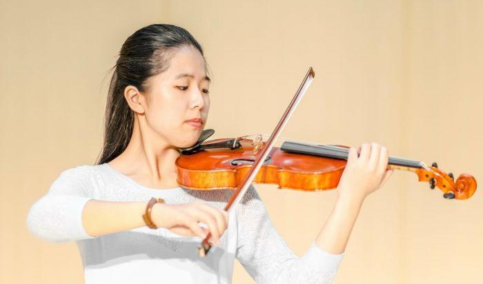 





















Fiona Zheng konsertmästare och soloviolinist i Shen Yun Symphony Orchestra Foto: Shen Yun Performing Arts                                                                                                                                                                                                                                                                                                                                                                                                                                                                                                                                                                                                                                                                                                                                                                                                                                                                                                                                                                                                        