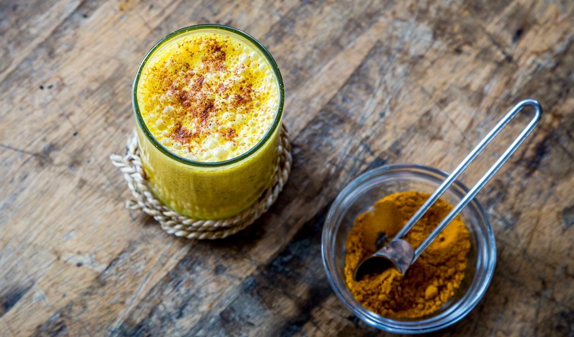 Gurkmeja är bra mot inflammationer och för matsmältningen. Drinken efter Alexandras recept smakar gott, och påminner om julgröt.