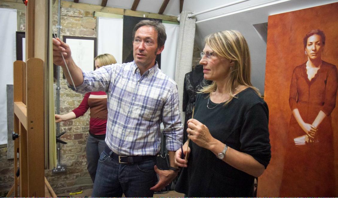 Travis Seymour går igenom ett elevarbete på Barnes Atelier of Art i London 12 september 2017. Foto: Milene Fernandez