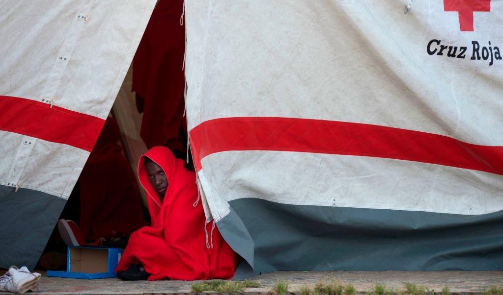 









En migrant värmer sig i ett av Röda Korsets tält efter att ha landstigit i Malagas hamn, Spanien den 26 april 2018, efter att en båt med 80 män, 6 kvinnor och 4 barn räddades av spanska kustvakter utanför Spaniens kust. Bilden är inte direkt kopplad till artikeln. Foto: Jorge Guerrero/AFP/Getty Images                                                                                                                                                                                                                                                                                                                                                                                                                                                        