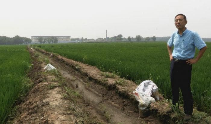 Sun Yi står utanför det nu utdöda tvångsarbetslägret Masanjia. Foto: Flying Cloud Productions