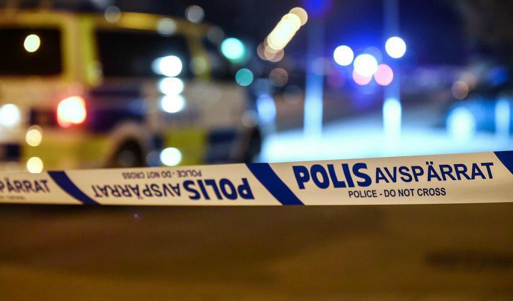 



En person grips under tisdagsmorgonen i Åhus misstänkt för mord på en kvinna. Foto: Björn Lindgren/TT-arkivbild                                                                                                                                                                                