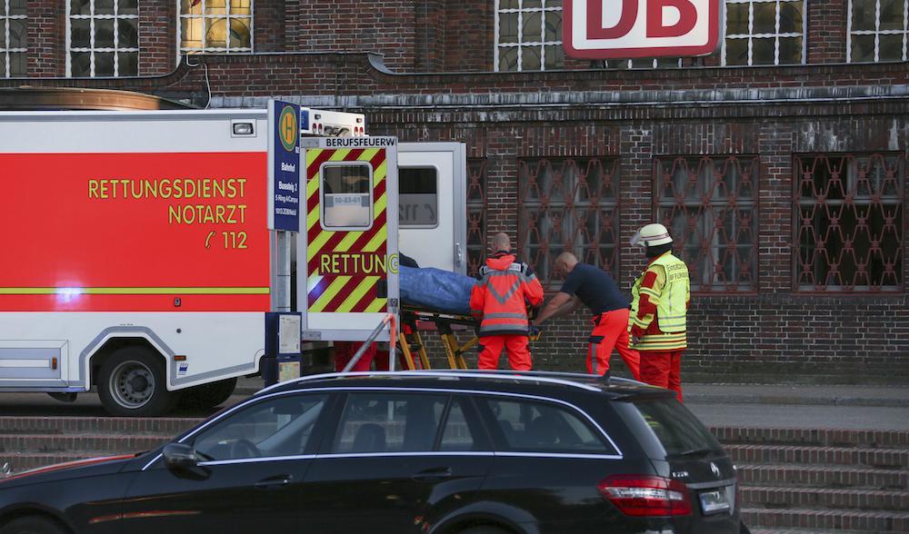 

En person lastas i ambulans utanför tågstationen i Flensburg efter en knivattack på ett tåg. Foto: Sebastian Iwersen/Nordpresse mediendienst/dpa via AP/TT                                                                                        