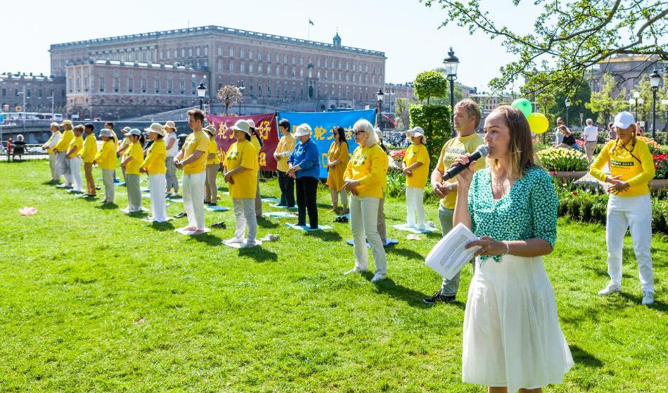Sofia Drevemo berättar om Falun Gongs övningar och bakgrund.