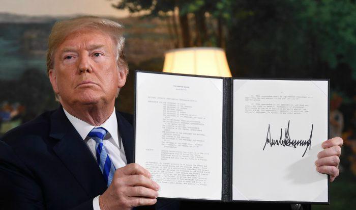



USA:s president Donald Trump skriver under ett dokument som återinför sanktioner mot Iran, efter att ha meddelat att USA drar sig ur kärnenergiavtalet med landet, 8 maj 2018. Foto: Saul Loeb/AFP/Getty Images                                                                                                                                                                                