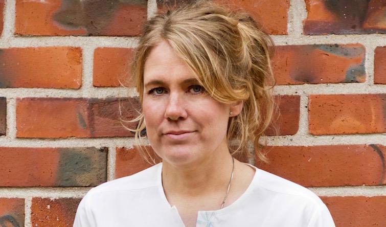 Katja Halvarsson arbetar som trädgårdsmästare och trädgårdsdesigner på Rosendals Trädgård i Stockholm. Hon tycker att ett träd i kruka kan göra det extra fint på balkongen eller terassen. Foto: Rosendals Trädgård