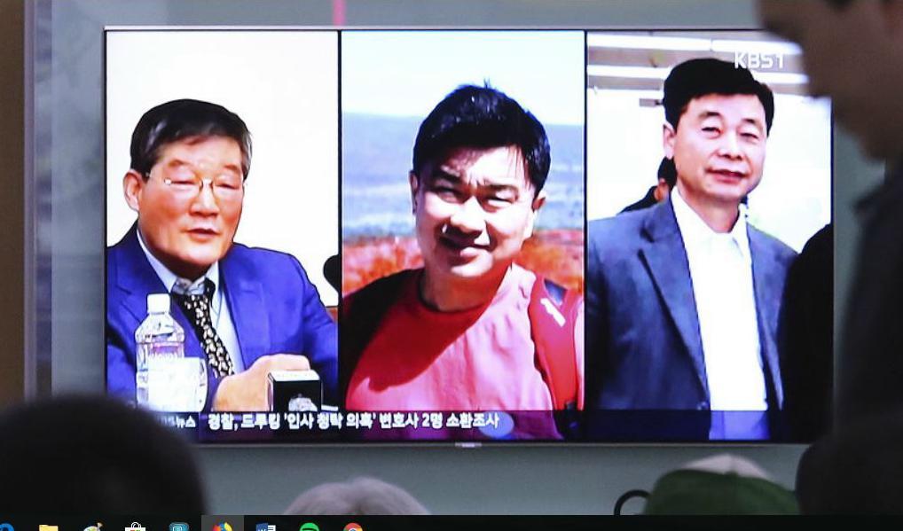


En tv-skärm med de tre amerikanerna som nu har släppts. Foto: Ahn Young-joon /AP/TT                                                                                                                                    