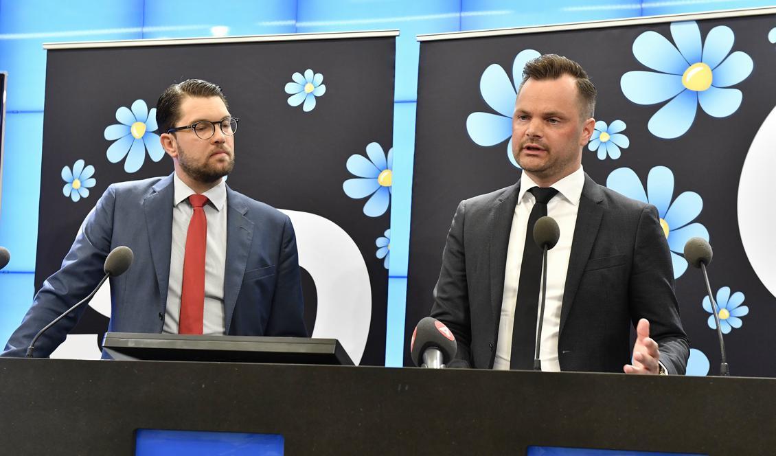 






Jimmy Åkesson och Adam Marttinen för SD presenterade partiets polisprogram på en pressträff i riksdagen. Foto: Jonas Ekströmer/TT                                                                                                                                                                                                                                                                                                                    