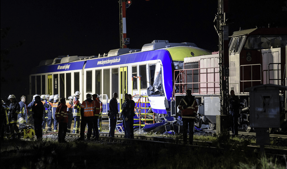


Två tåg har kolliderat i Tyskland nära stationen i Aichach, fem mil väster om München. Foto: Matthias Balk/AP/TT                                                                                                                                    