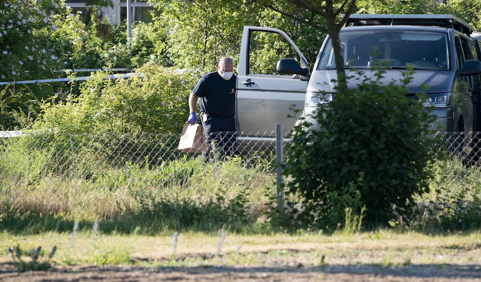 Polisens kriminaltekniker på plats vid platsen för det misstänkta brottet. Foto: Johan Nilsson/TT