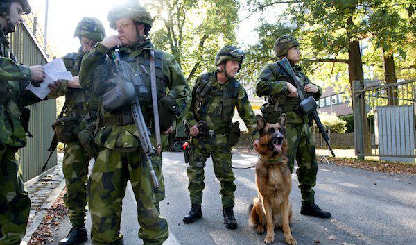 Hemvärnet i aktion utanför försvarshögkvarteret i Stockholm vid en tidigare övning. Foto: Pontus Lundahl/ TT /Arkivbild.