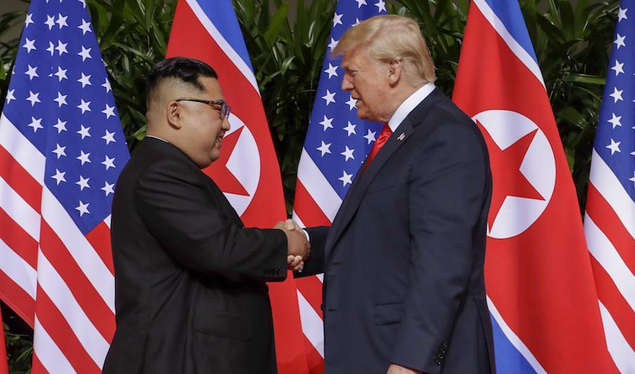 



Det historiska handslaget mellan Kim Jong-Un och Donald Trump. Foto: Evan Vucci/AP/TT                                                                                                                                                                                