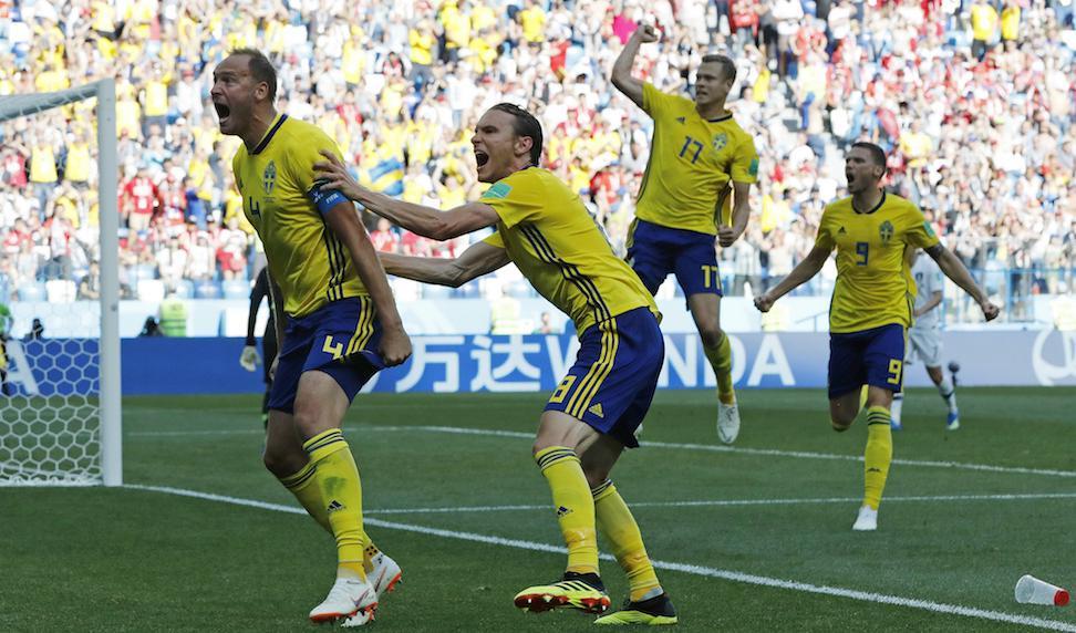 
Andreas Granqvist jublar efter det svenska ledningsmålet mot Sydkorea. Foto: Pavel Golovkin/AP/TT                                            