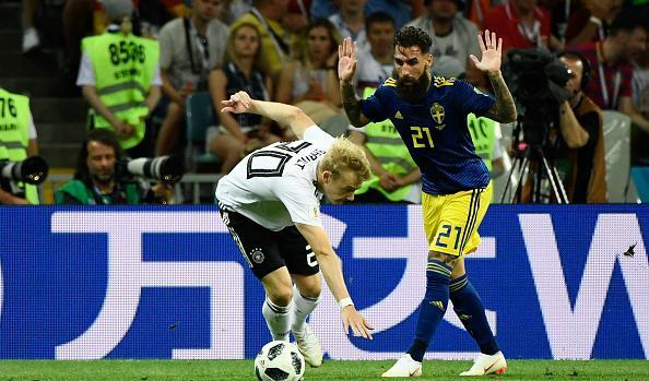 

Sveriges Jimmy Durmaz i duell med Tysklands Julian Brandt i matchen mellan Sverige och Tyskland i fotbolls-VM i Ryssland den 23 juli 2018. Foto: Jonathan Nackstrand/AFP/Getty Images                                                                                        