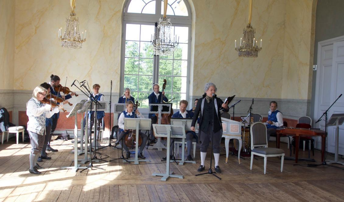 





Drottningholmsteaterns orkester under ledning av Maria Lindal. Sångsolist Nils Harning. Foto: Werner Kleinert                                                                                                                                                                                                                                                                        