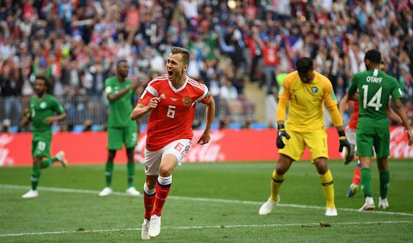 
Ryska Denis Cheryshev jublar efter lagets andra mål mot Saudiarabien i fotbolls-VM som inleddes den 14 juni på Luzhniki Stadium, Moskva. Foto: Matthias Hangst/Getty Images                                            