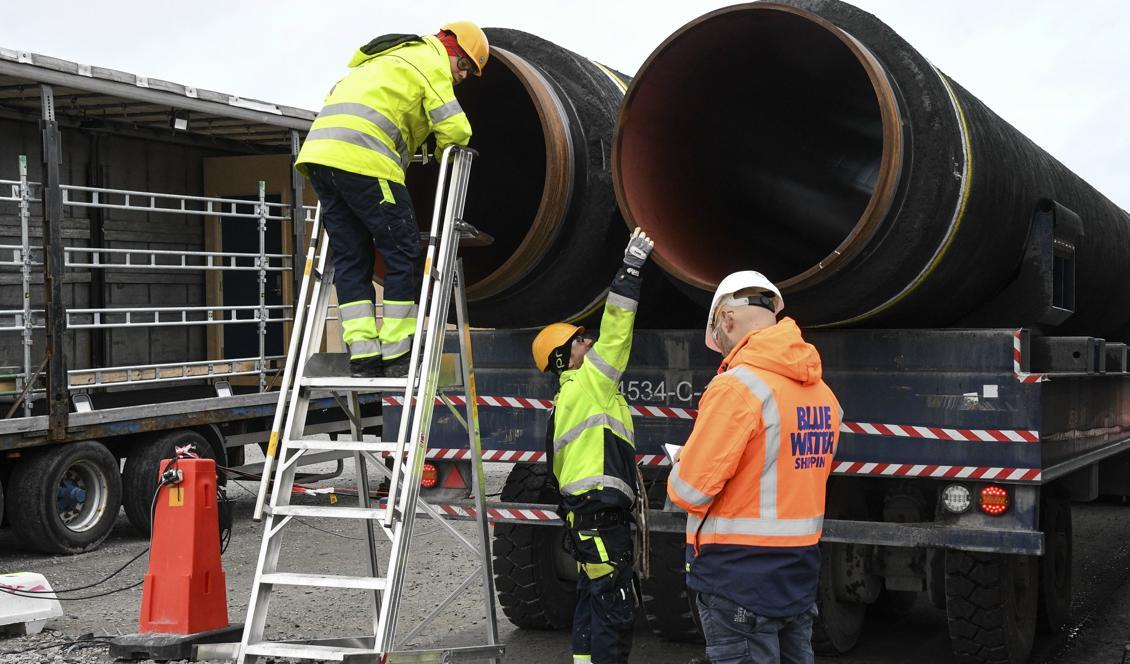 
Nord Stream 2-rören har lagrats i Karlshamn inför slutmontering i Östersjön. Foto: Johan Nilsson/TT-arkivbild                                            
