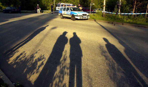 
Polis på plats i Hovsjö i Södertälje 2001, efter att en elvaårig pojke hittats död. Hans tolvårige vän pekades ut som skyldig, men nekar. Foto: Tomas Oneborg/TT/Arkivbild                                            