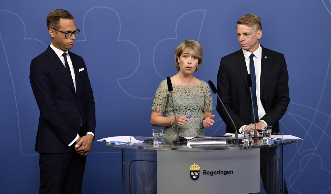 




Socialminister Annika Strandhäll (S) och finansmarknadsminister Per Bolund (MP) presenterar hur premiepensionssystemet ska förbättras. Foto: Erik Simander/TT                                                                                                                                                                                                                            