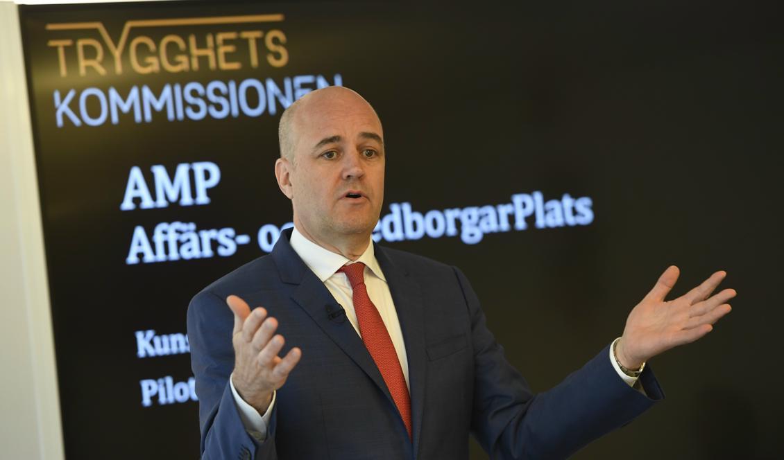 



Trygghetskommissionens ordförande Fredrik Reinfeldt presenterar kommissionens första rapport. Foto: Henrik Montgomery/TT                                                                                                                                                                                
