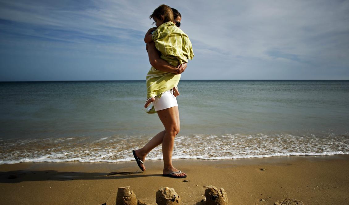 

Att resa med små barn kan innebära både risker och stress. Foto: Francisco Seco/AP/TT/Arkivbild                                                                                        