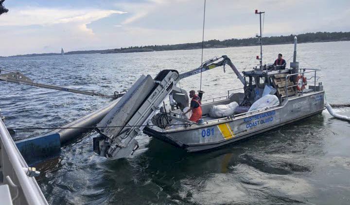 Olja borstas ombord av Kustbevakningens strandnära oljebekämpare sedan lastfartyg gått på grund utanför Valdemarsvik i Tjust skärgård norr om Västervik. Foto: Kustbevakningen