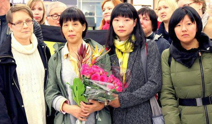 







Chen Zhenping tillsammans med sin dotter i Finland, 9 oktober, 2015. Foto: NTD Television                                                                                                                                                                                                                                                                                                                                                                