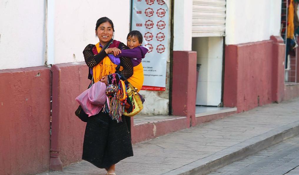 


En kvinna går med sitt barn på en gata i San Cristobal de las Casas, Chiapas, Mexiko. Staden har problem med vattenförsörjningen. Foto: Inakiherrasti                                                                                                                                    