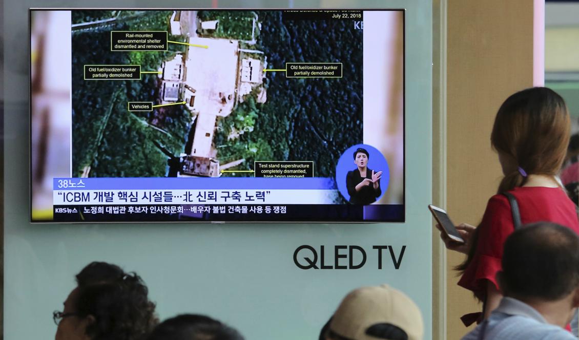 En tv-skärm visar satellitavfyrningsplatsen Sohae, där vissa anläggningar enligt analytiker nu monteras ned. Foto: Ahn Young-joon/TT