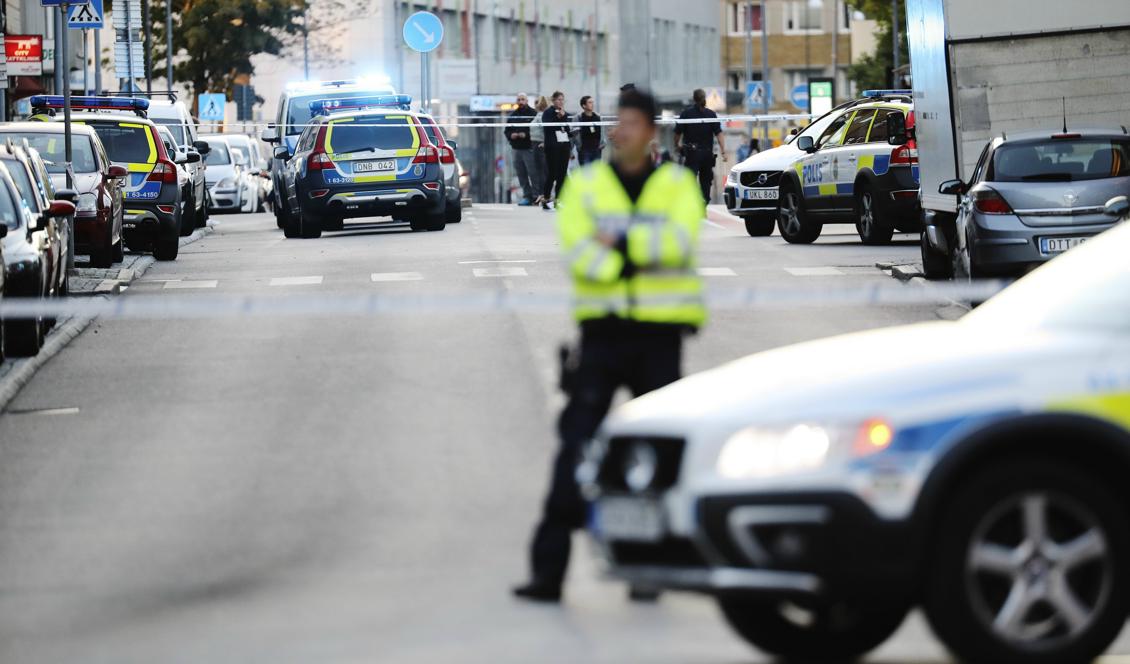 Polisens avspärrningar på den plats i centrala Helsingborg där fyra personer skadats i en skottlossning på lördagskvällen. Foto: Andreas Hillergren/TT