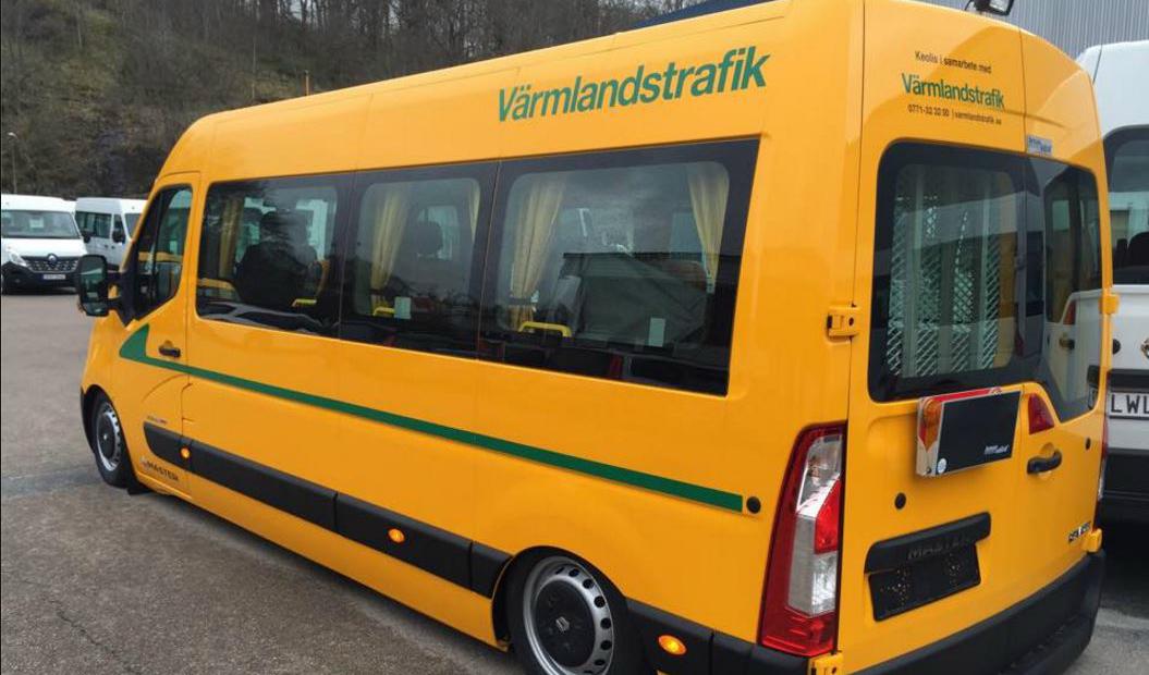 Den rullstolsburne mannen hade kontanter som han vägrades få betala med av färdtjänstchauffören, som lämnade kvar mannen på gatan. Foto: Värmlandstrafiken