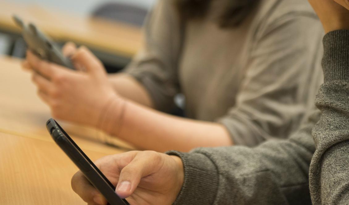 Le portable à l'école, c'est fini. Frankrike skärper lagen mot mobiler som kan störa undervisningen. Foto: Erik Nylander/TT-arkivbild