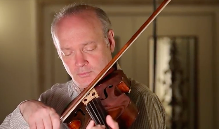 Den hyllade violasten Paul Neubauer framför Dmitrij Sjostakovitjs (1906-1975) återfunna fiolstycke. Foto: Skärmdump/ Youtube