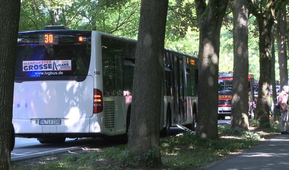 
Räddningspådrag runt bussen i Lübeck i fredags. Foto: TNN/DPA/AP/TT                                            