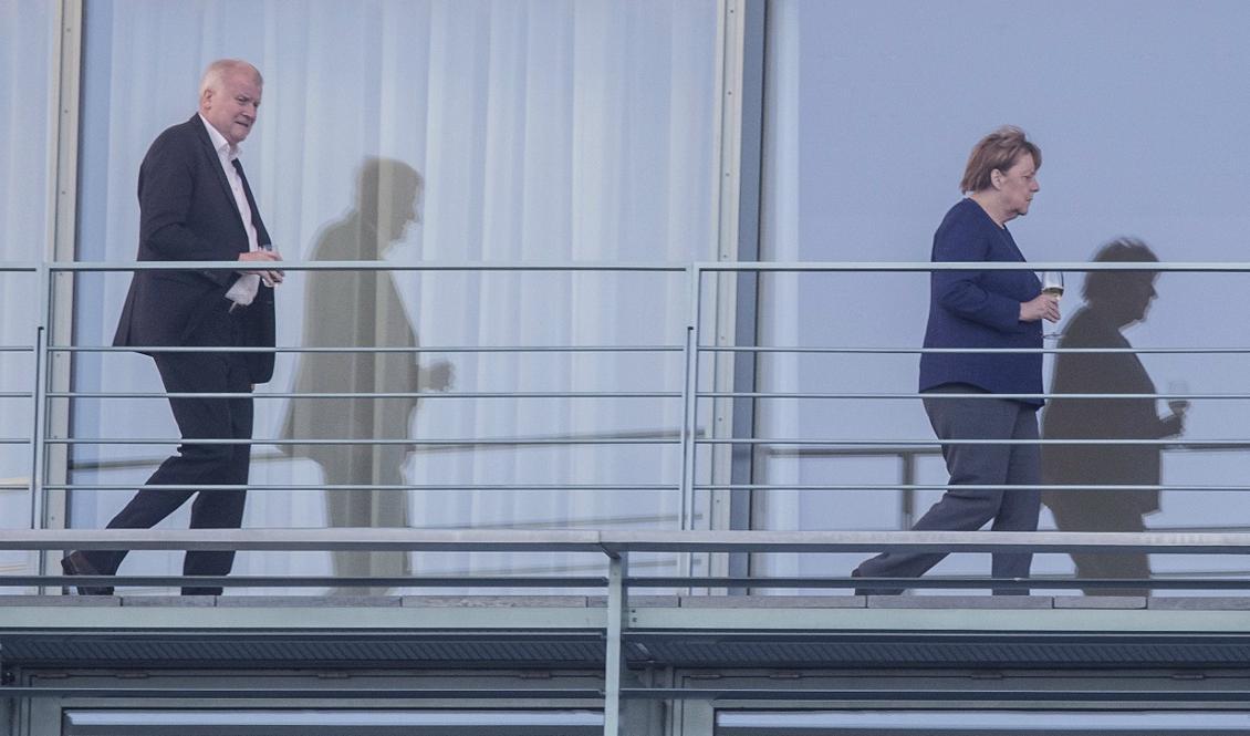 

Tysklands förbundskansler Angela Merkel och inrikesminister Horst Seehofer på balkongen till förbundskanslerämbetet i Berlin vid ett möte under helgen. Foto: Paul Zinken/AP/TT                                                                                        