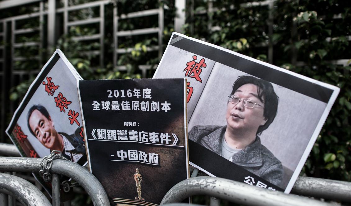 Plakat på den gripne bokförläggaren Gui Minhai (till höger) visas upp i Hongkong. (Philippe Lopez/AFP/Getty Images)