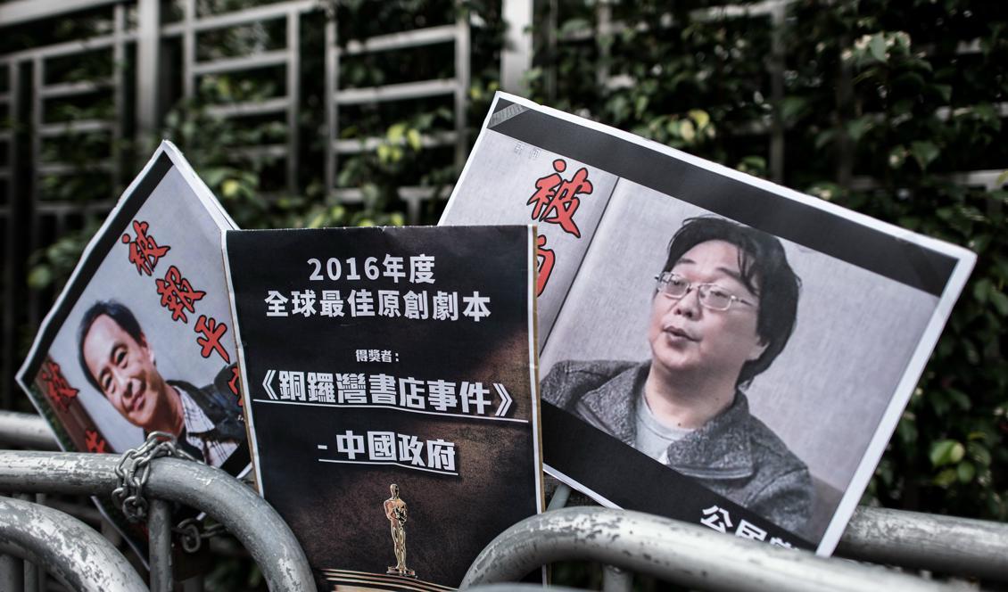 

Plakat på den gripne bokförläggaren Gui Minhai (till höger) visas upp i Hongkong. (Philippe Lopez/AFP/Getty Images)                                                                                        