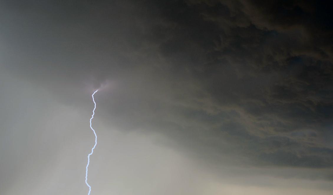 Kraftiga åskskurar drog över östra Svealand och delar av Mellansverige under söndagseftermiddagen. Foto: Johan Nilsson/TT-arkivbild